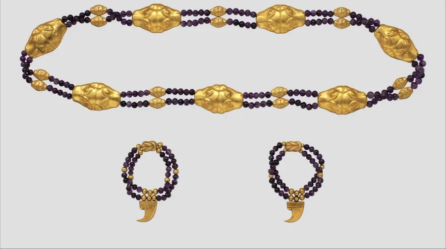 La tobillera: la pulsera de tobillo, su historia, su simbología y cómo llevarla