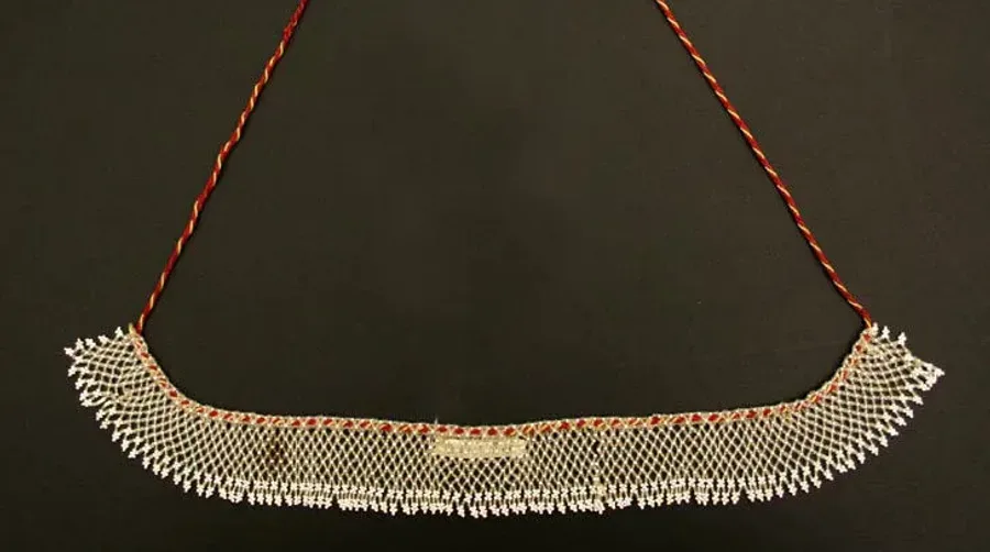 Abalorios y mostacillas en joyería: rocalla, técnicas y culturas que se leen en una cuenta