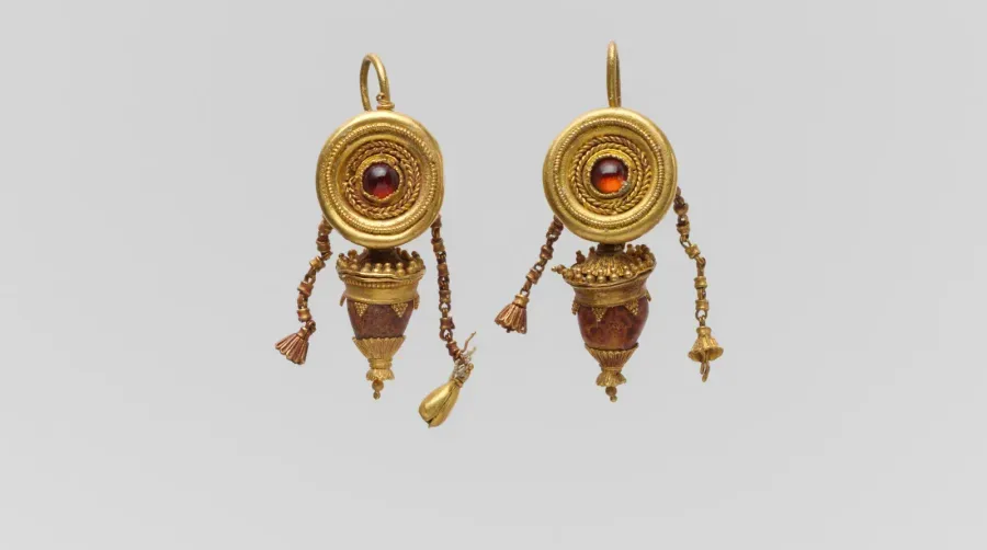 Cristal y strass en joyería: por qué el vidrio brilla, y qué pinta el plomo aquí