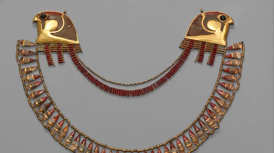 Collar peto: el collar multifila que cubre el pecho en abanico