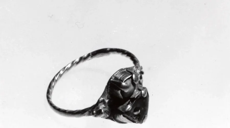 Se ha caído una piedra del anillo: qué hacer, cómo arreglarlo y no volver a perderla