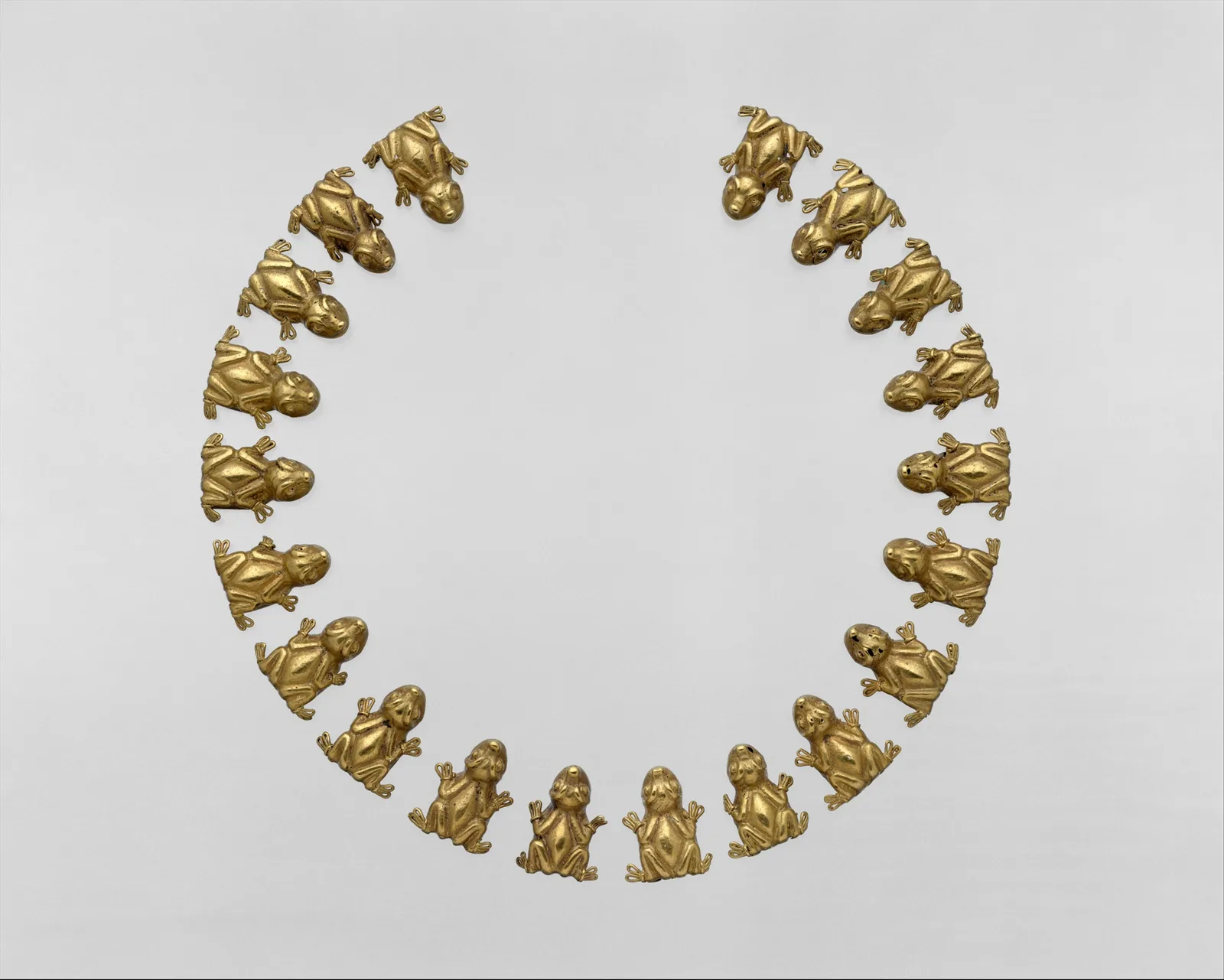 Золотое ожерелье ацтеков с литыми бусинами в форме лягушек, 1400–1521 годы