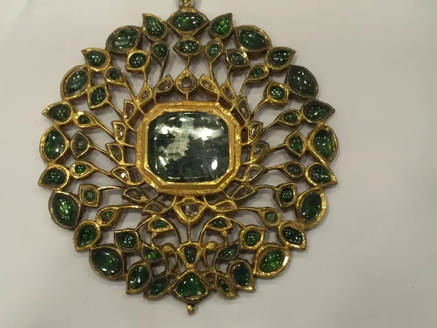 Colgante medallón de oro del siglo XIX con un gran berilo verde en el centro y piedras verdes talladas alrededor