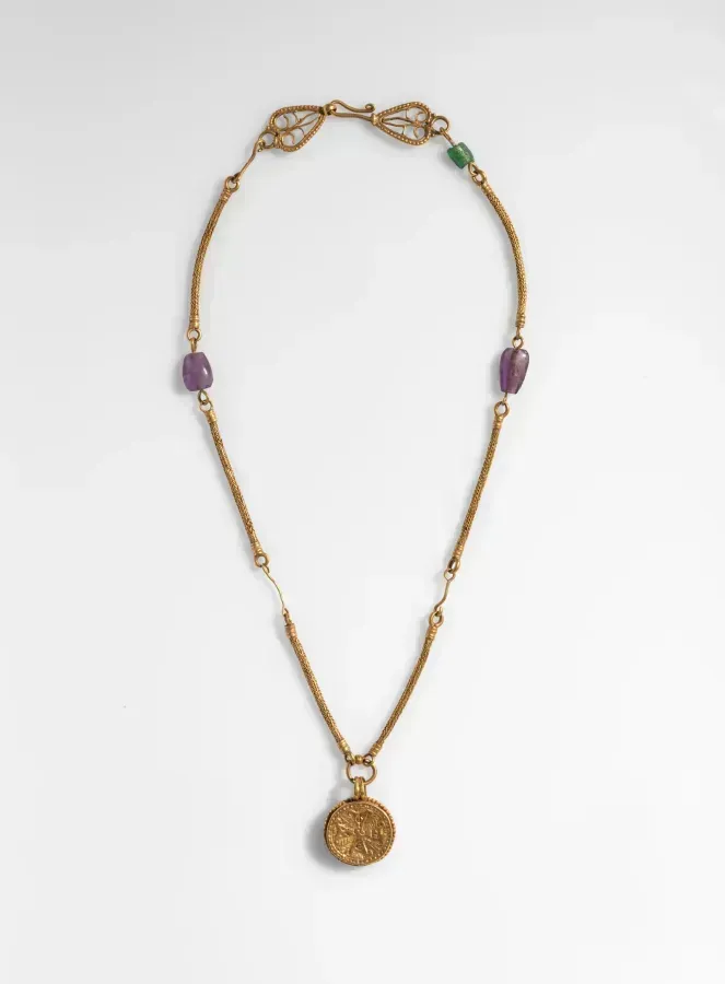 Collar bizantino de oro con cruz y dos amatistas, siglos VI a VII