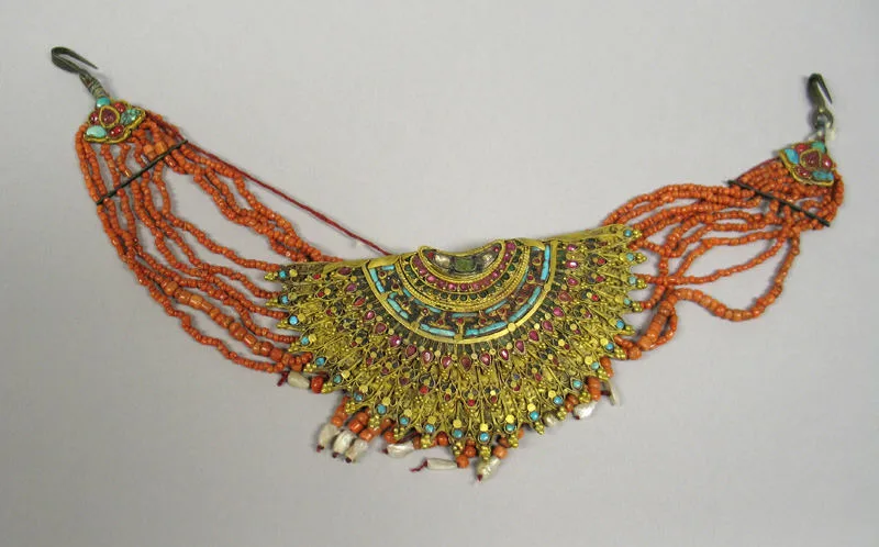 Collar himalayo de oro con turquesa y coral, Nepal, siglos XVII a XIX