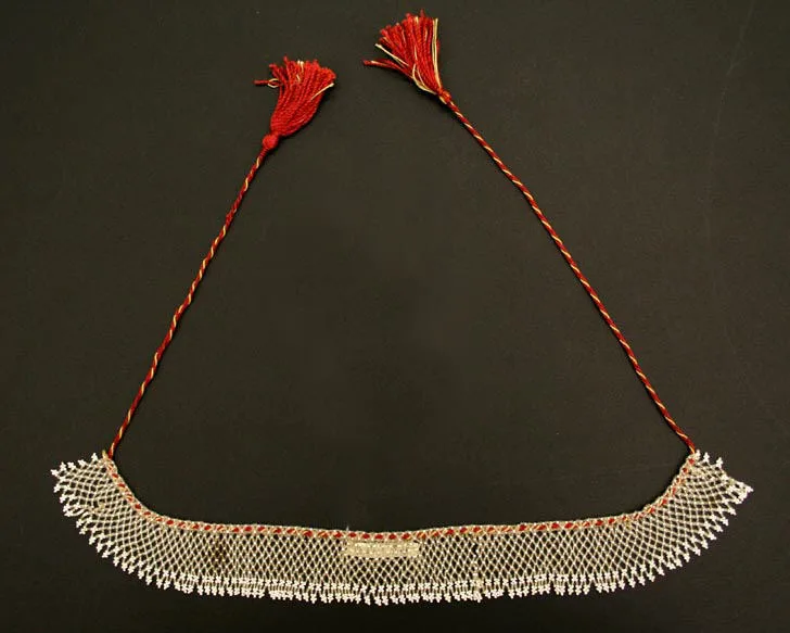 Cuello de seda, densamente bordado con abalorio de vidrio, hacia 1870