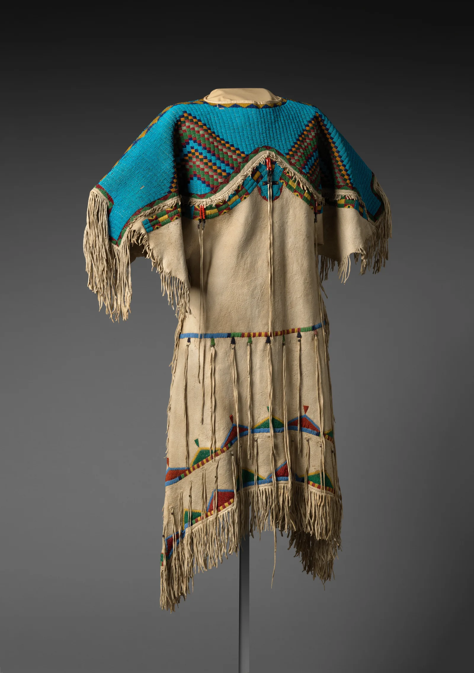 Vestido de cuero de los lakota, densamente bordado con abalorio de vidrio en la parte superior