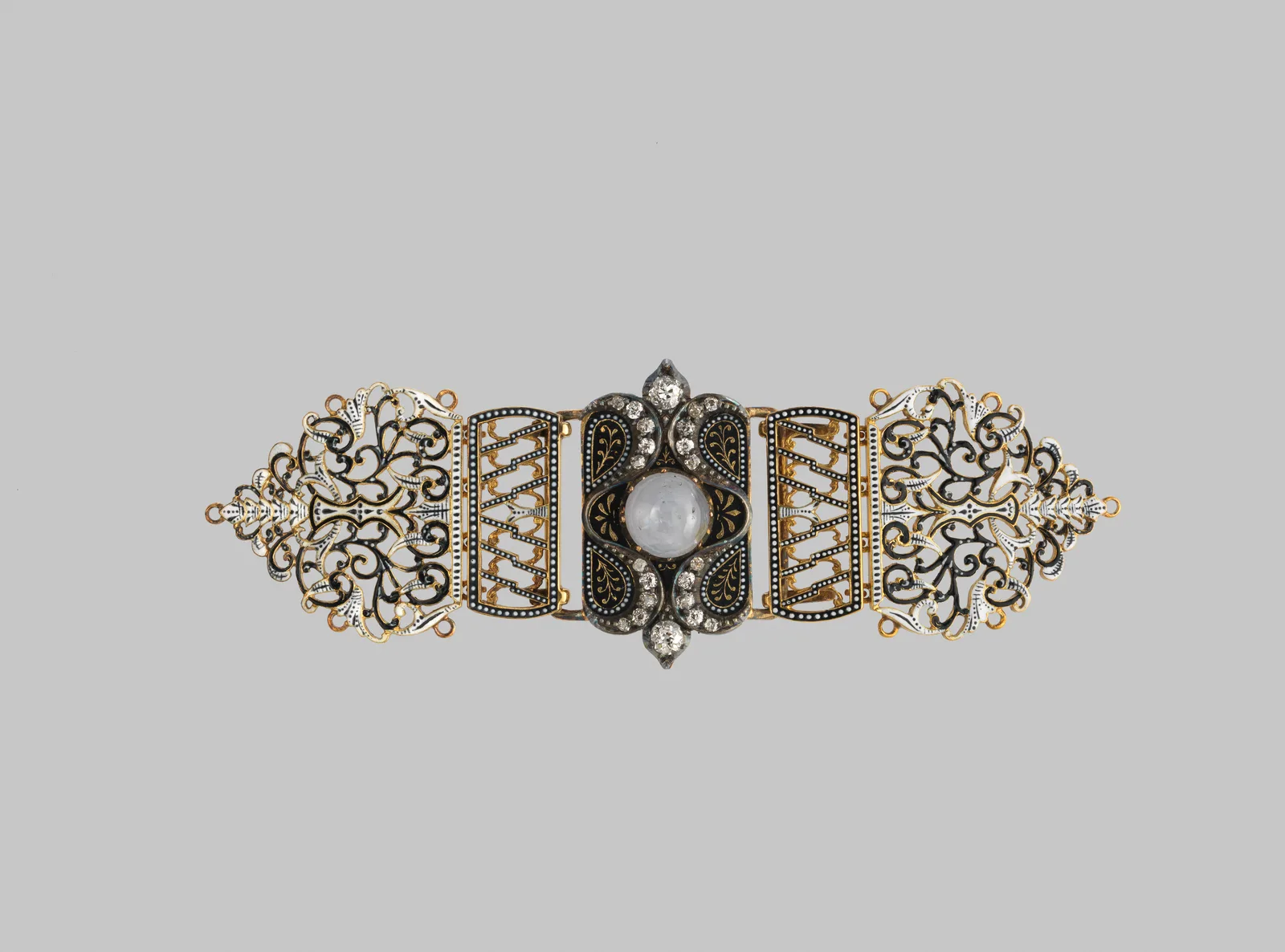 Hebilla de joyería de oro y plata con zafiro estrella, hacia 1900
