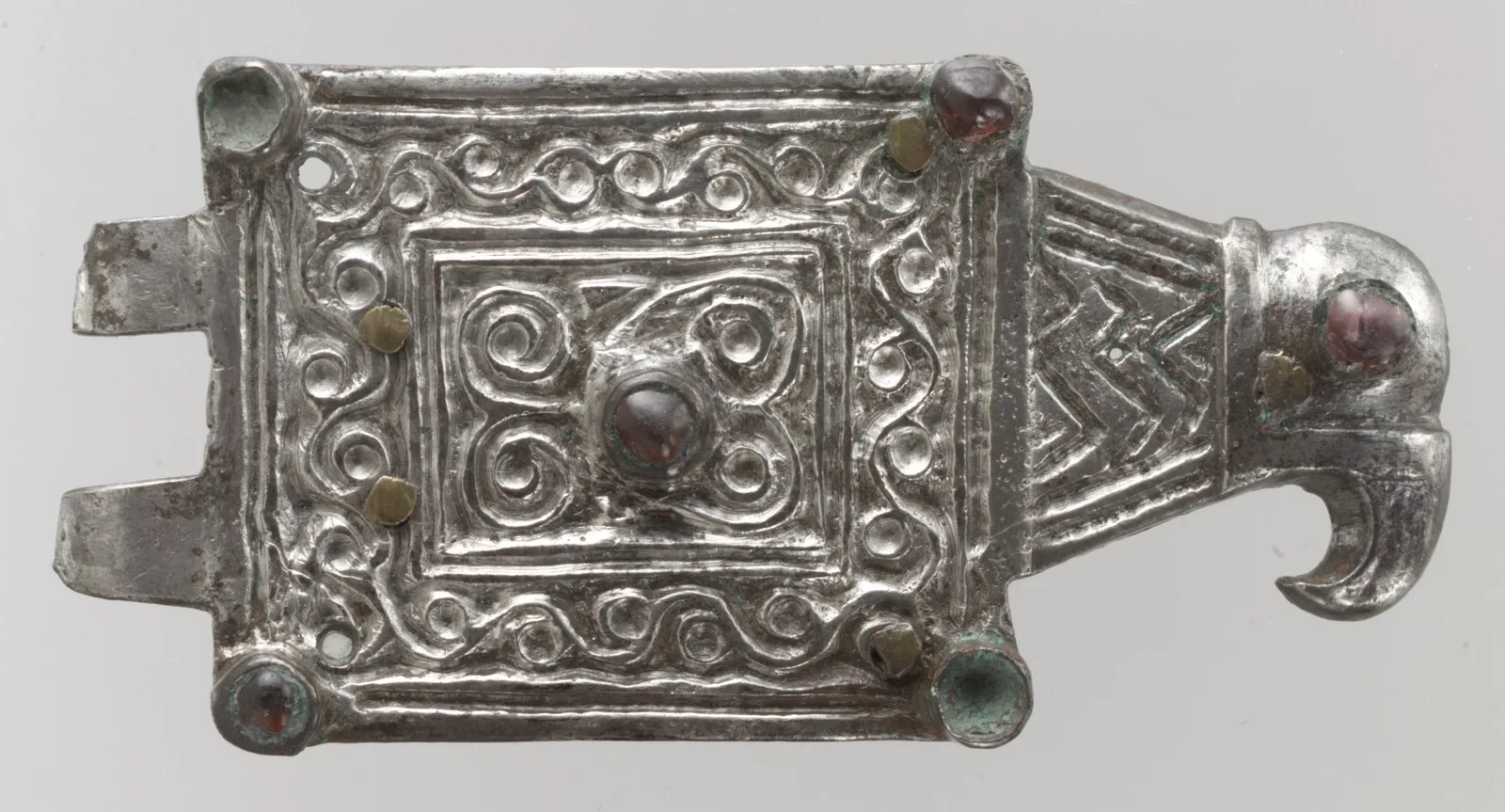 Hebilla de plata con aplique y granates, obra ostrogoda de los siglos V a VII