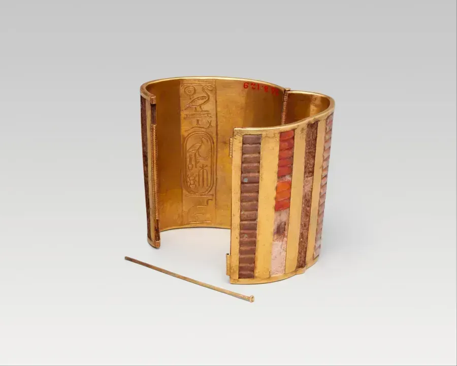 Brazalete abierto con banda articulada propia de la artesanía histórica