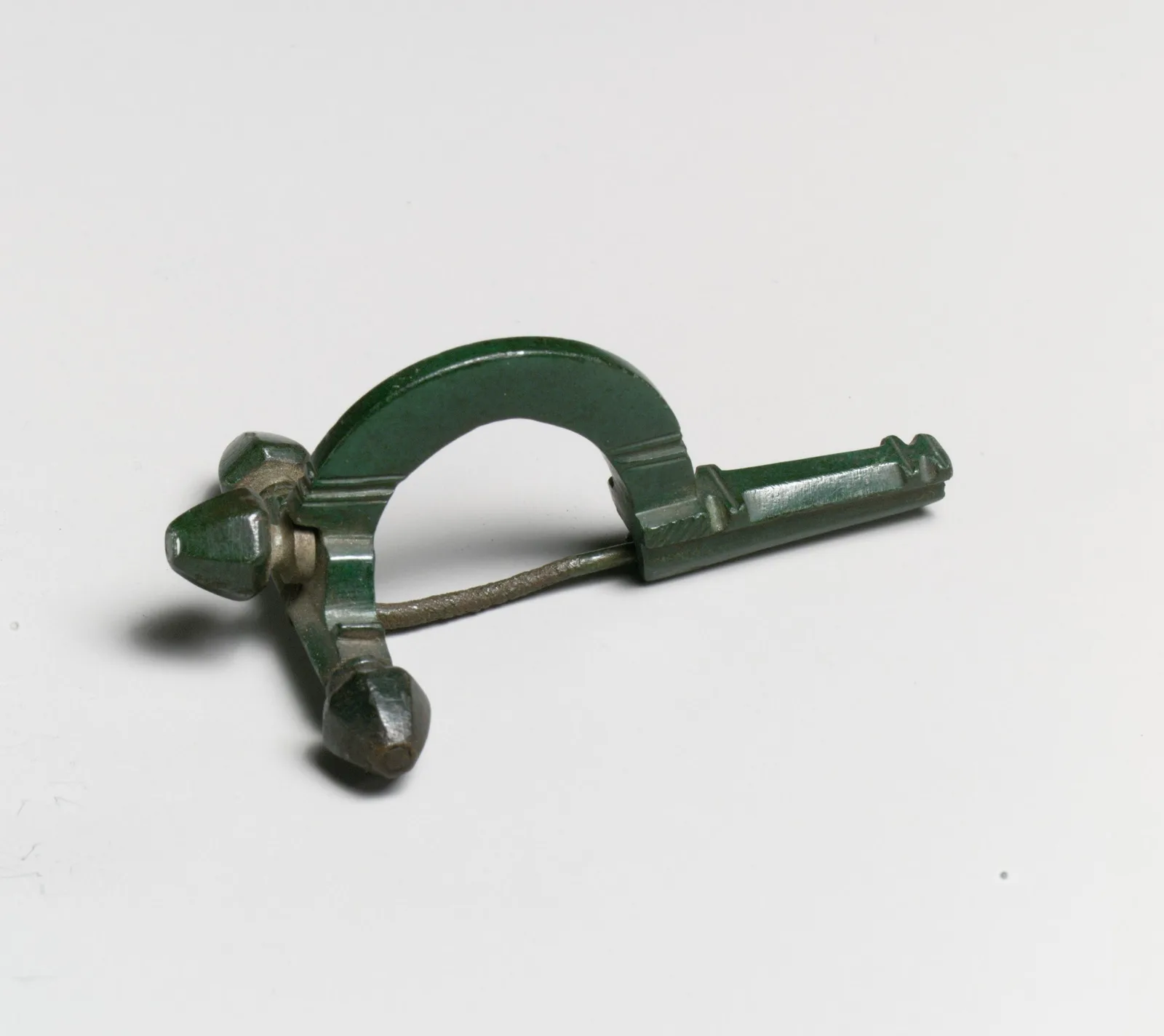 Fíbula romana de bronce tipo ballesta, siglo IV de nuestra era