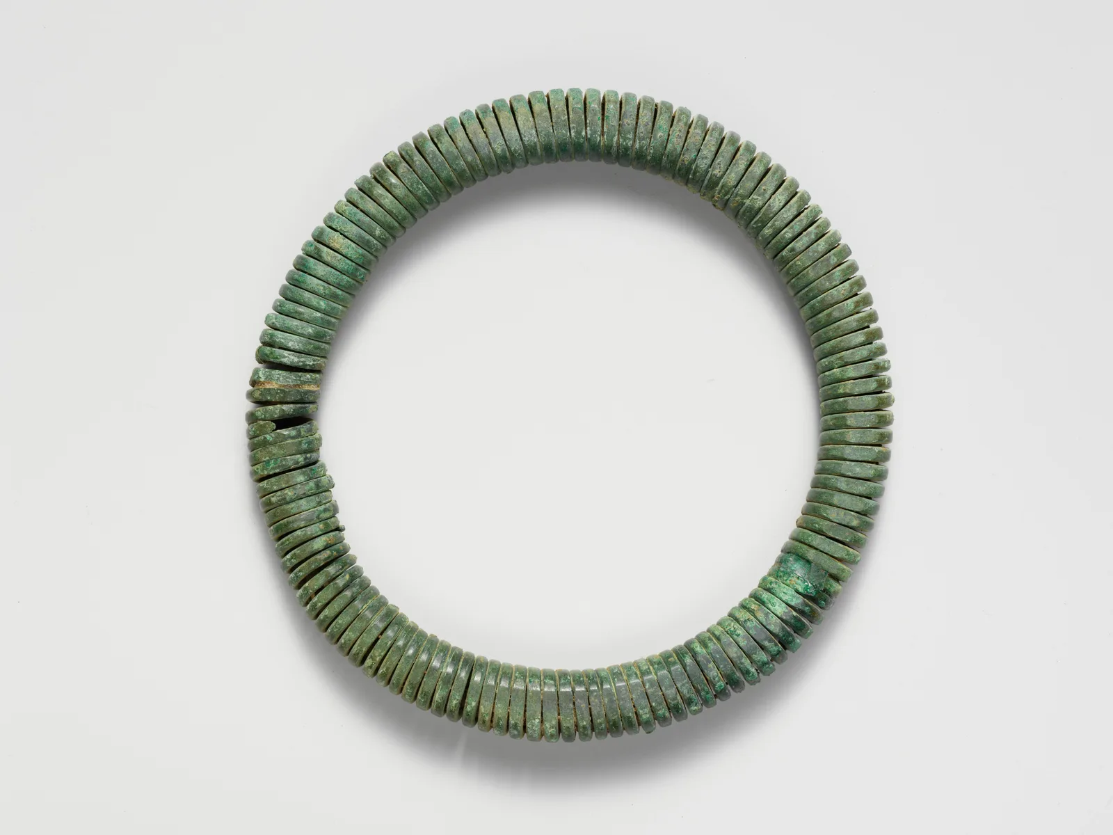 Brazalete antiguo de bronce de alambre retorcido, cultura itálica, siglos IX y VIII antes de nuestra era