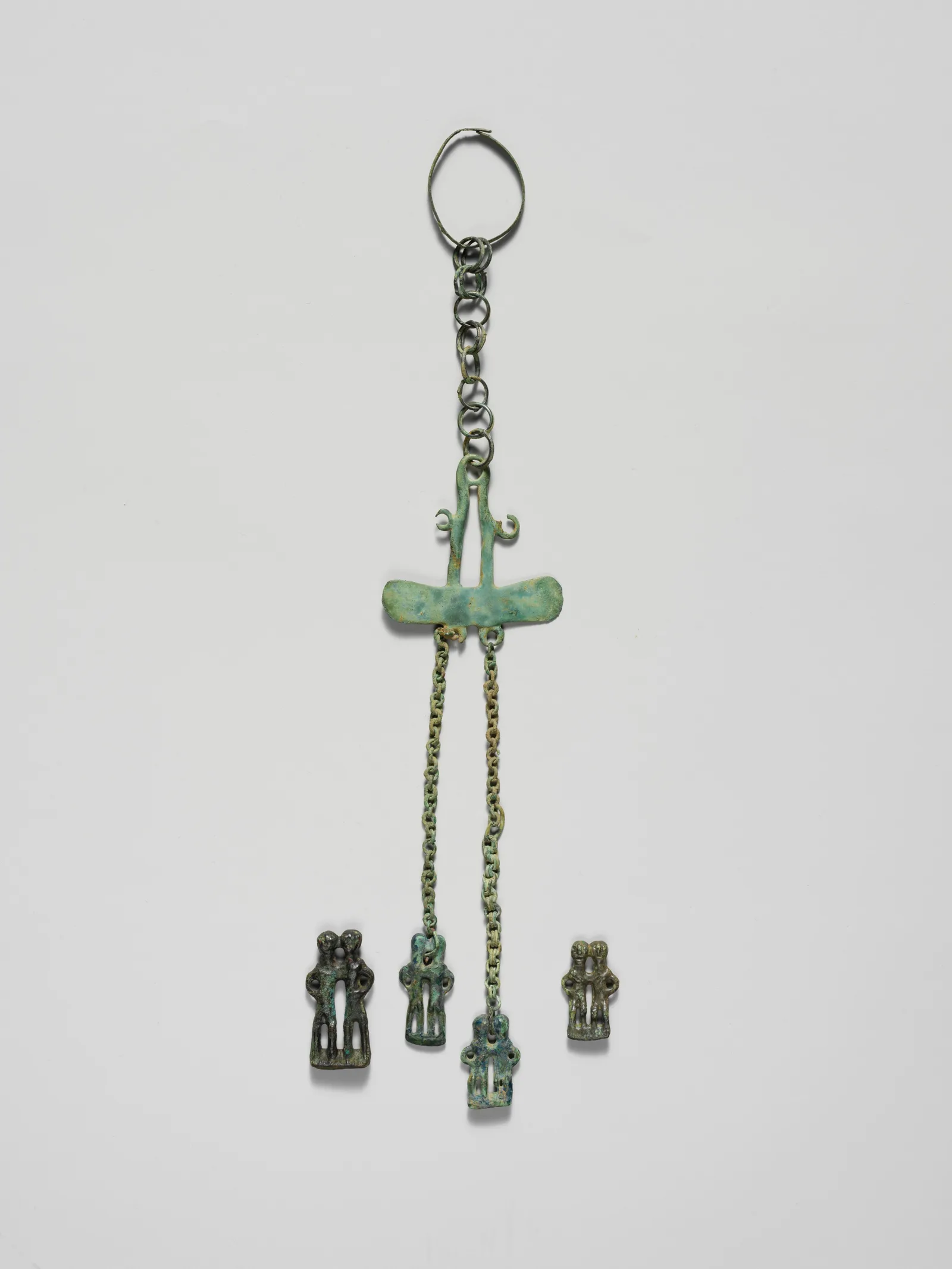 Colgante de bronce en forma de pareja, cultura villanoviana, siglo VIII antes de nuestra era