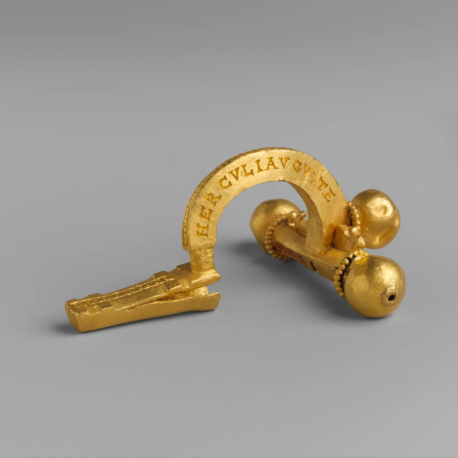 Fíbula romana de oro tipo ballesta, con arco y aguja larga, de los siglos III y IV