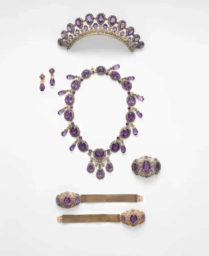 Aderezo de oro con grandes amatistas violetas: diadema, collar, pendientes, broche y pulseras, hacia 1830