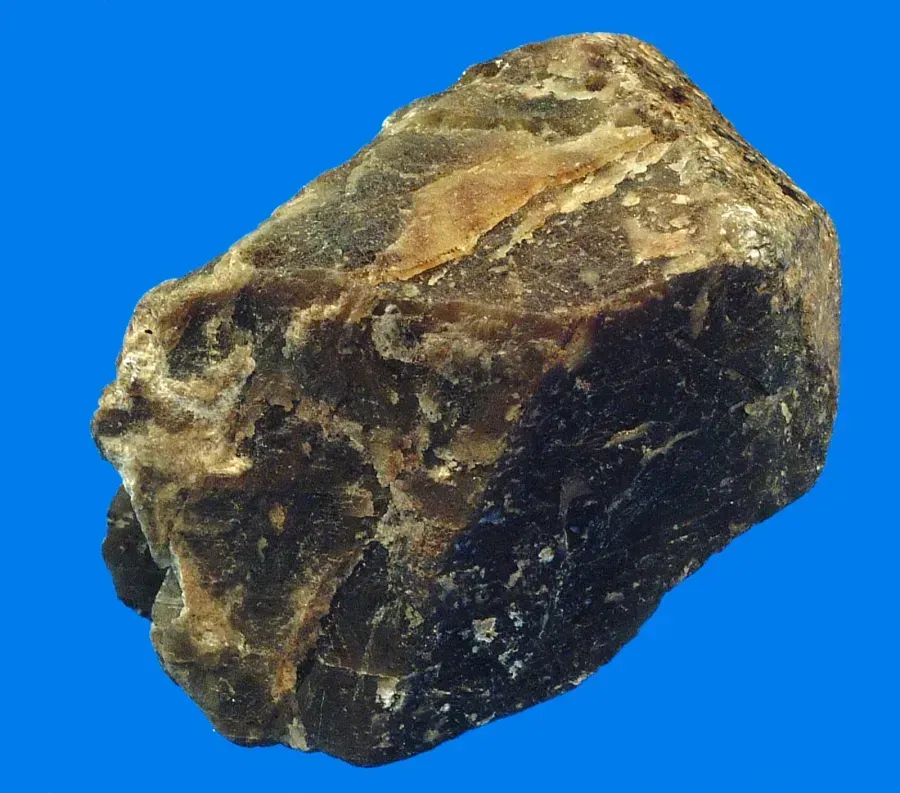 Натуральный кристалл корунда - минерала, из которого состоят все сапфиры