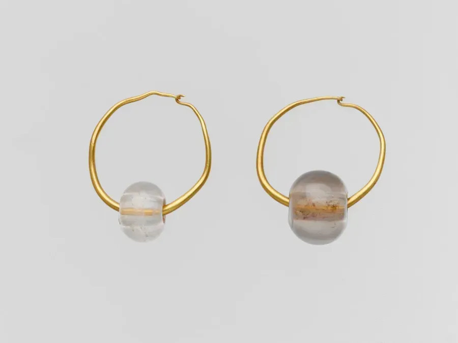 Pendientes de aro de oro con una cuenta transparente de cristal de roca, trabajo romano