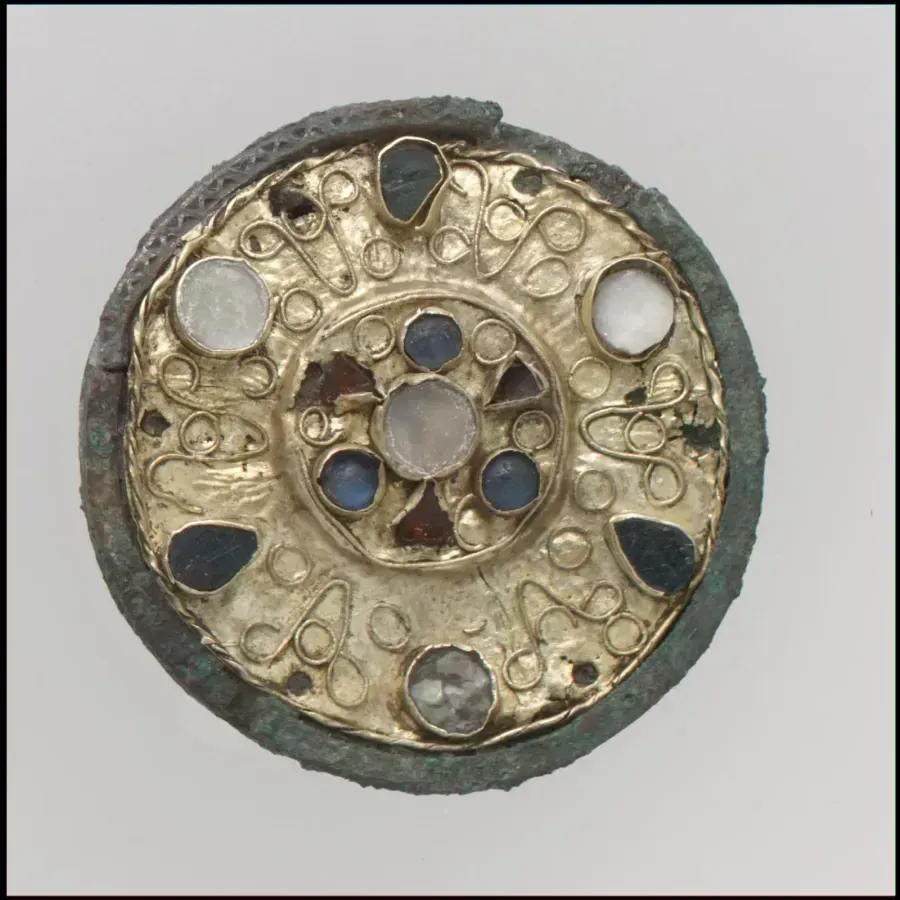 Broche de disco de oro con granates, obra franca del siglo VII
