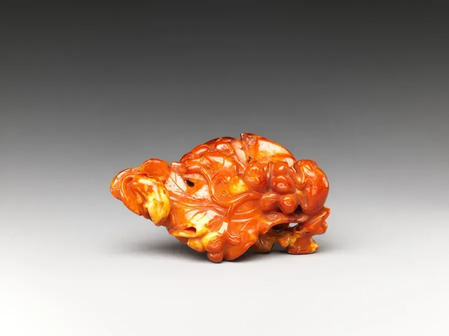 Adorno tallado de ámbar con uvas y ardillas, China, siglo XVIII