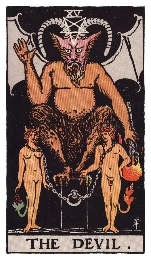 Detalle de la carta del Diablo con Baphomet, cuernos, pentagrama y cadenas sobre el hombro