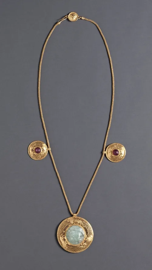 Collar con tres colgantes de berilo dorado