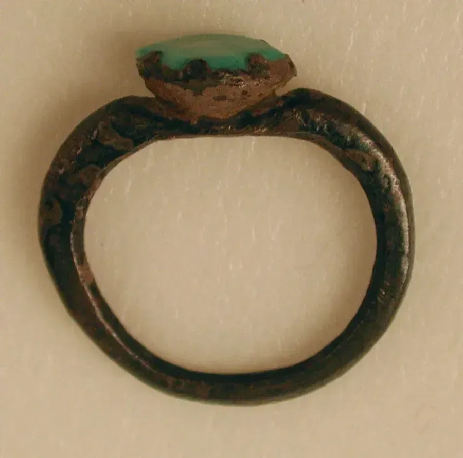 Anillo de plata antiguo de los siglos IX a XI con una piedra azul verdosa en engaste cerrado