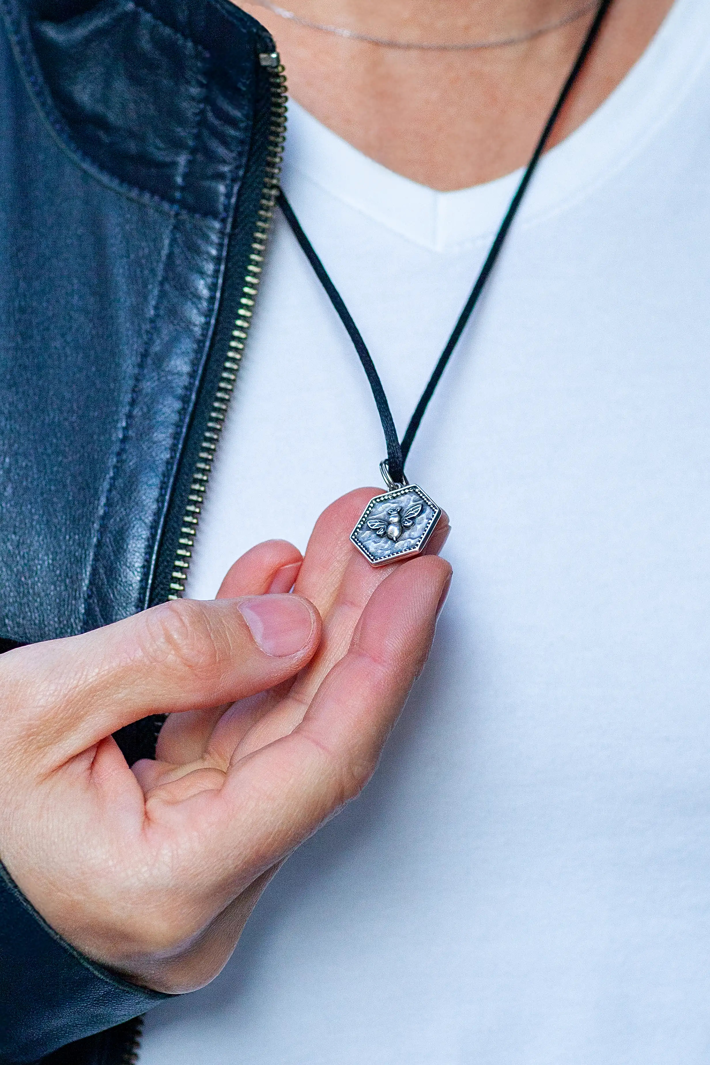 Joyas para regalar a un hombre: colgantes, pulseras y accesorios con significado