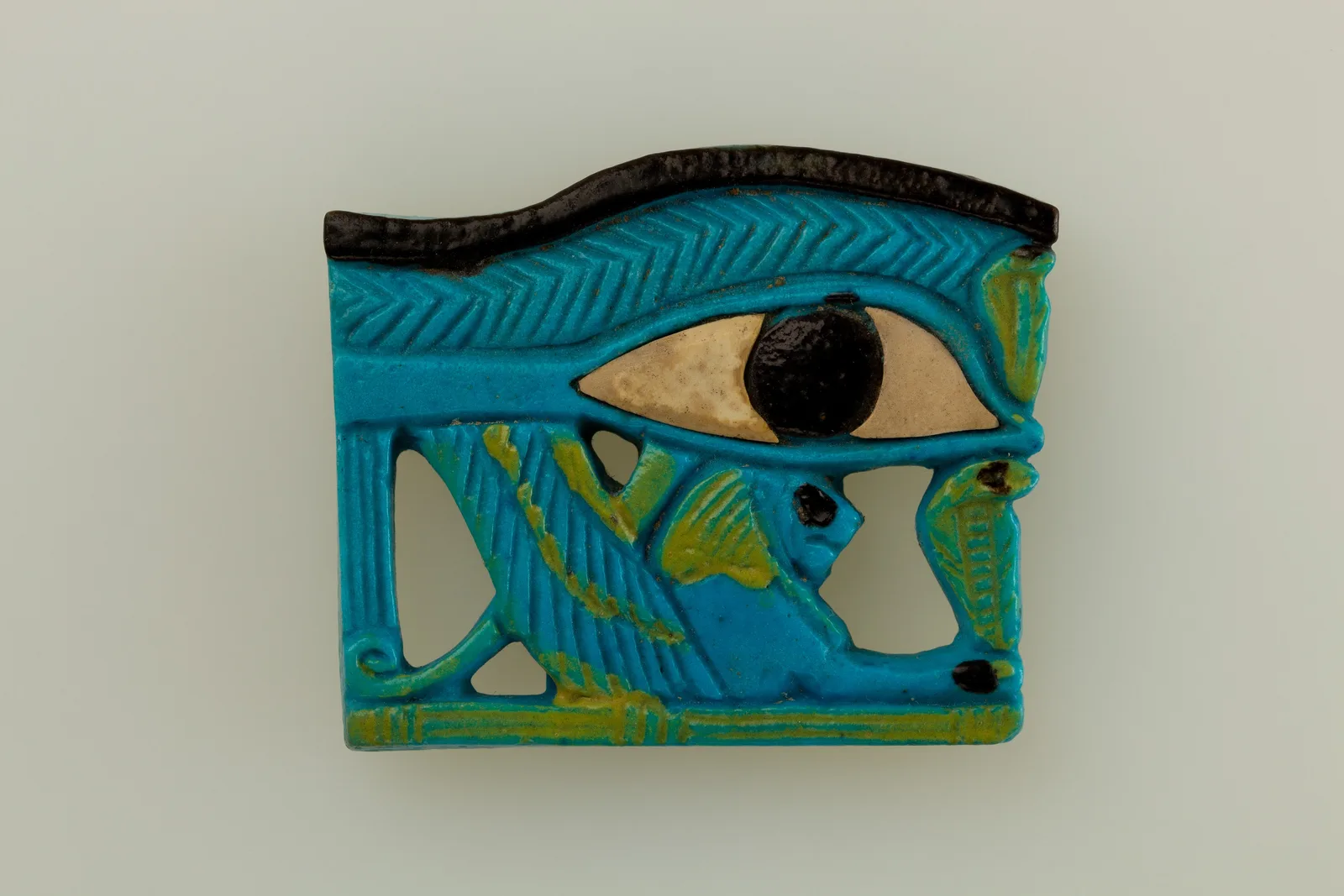Amuleto wedjat, el ojo de Horus, en fayenza con el color incorporado a la cerámica