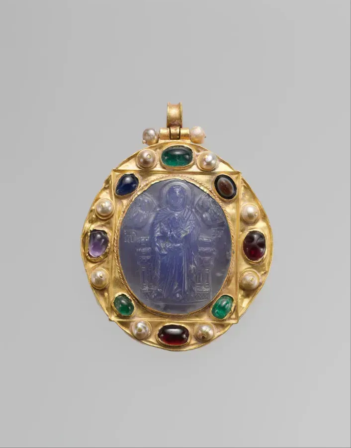 Colgante broche bizantino de oro con un gran camafeo azul de calcedonia, enmarcado por perlas y piedras de color