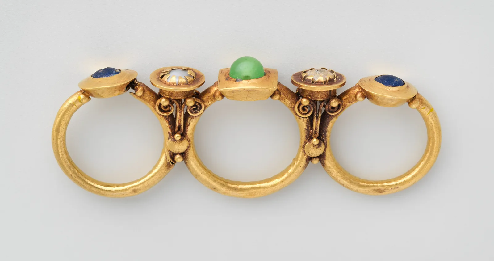 Antiguo anillo de oro de tres aros unidos con incrustaciones, labor romano-siria