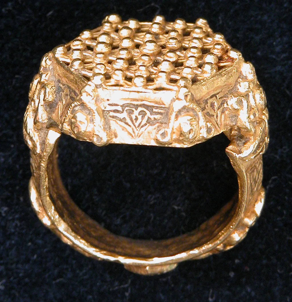 Antiguo anillo de oro de los siglos XII-XIII con fundido, grabado y granulado, labor oriental