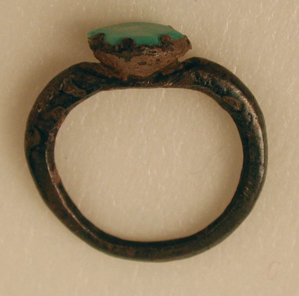 Antiguo anillo de plata de los siglos IX-XI con incrustación de turquesa, labor oriental