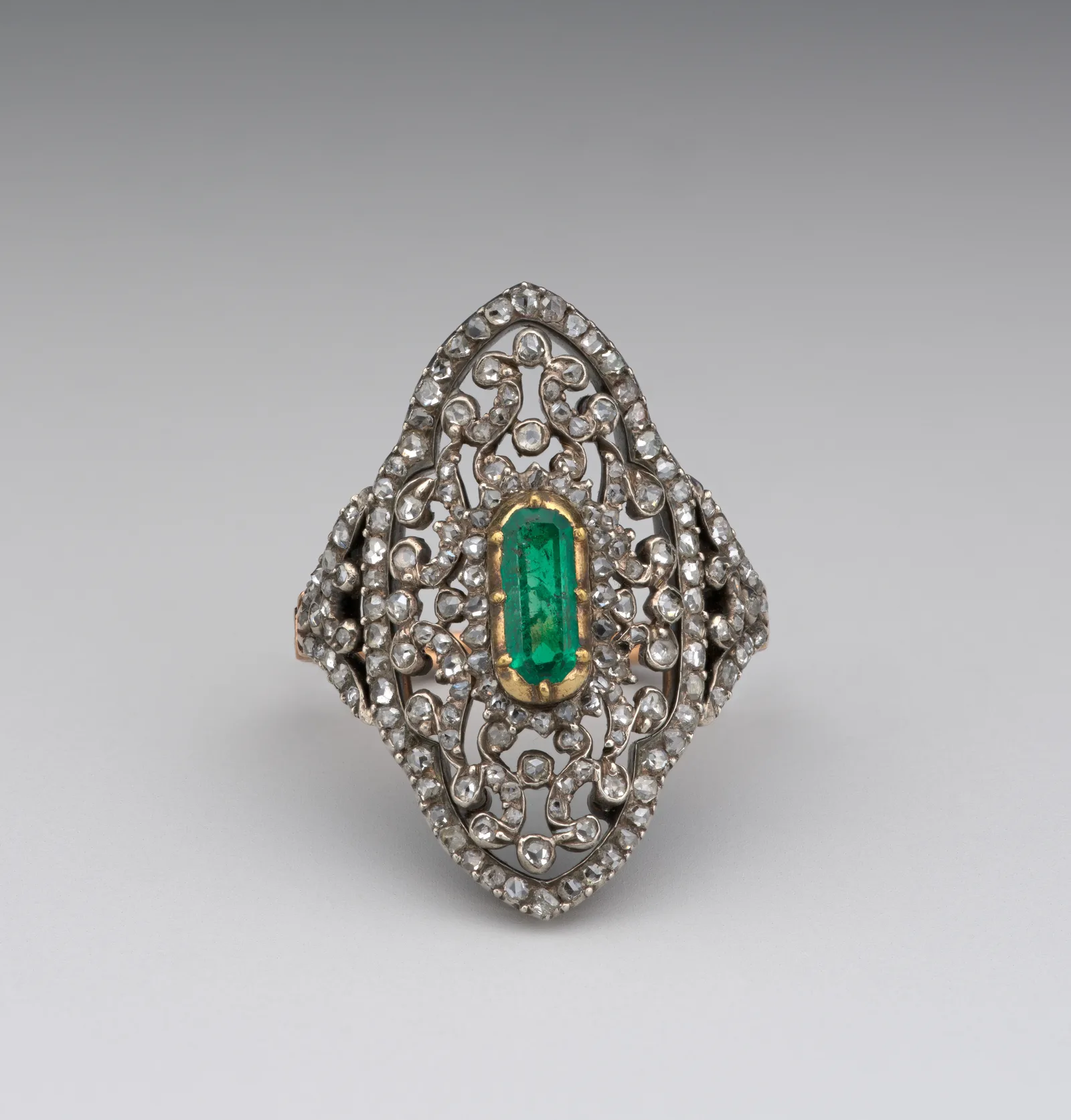 Anillo de oro con esmeralda rodeada de diamantes, mediados del siglo XIX