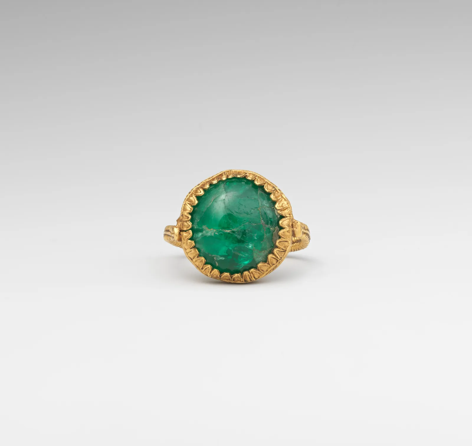 Anillo griego antiguo de oro con una gran esmeralda, hacia el 330-300 antes de nuestra era