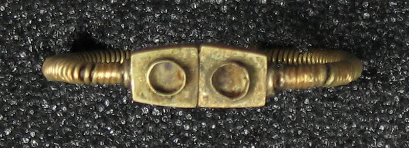 Anillo de pie antiguo con dos engastes rectangulares, Java Oriental, siglos X-XIV