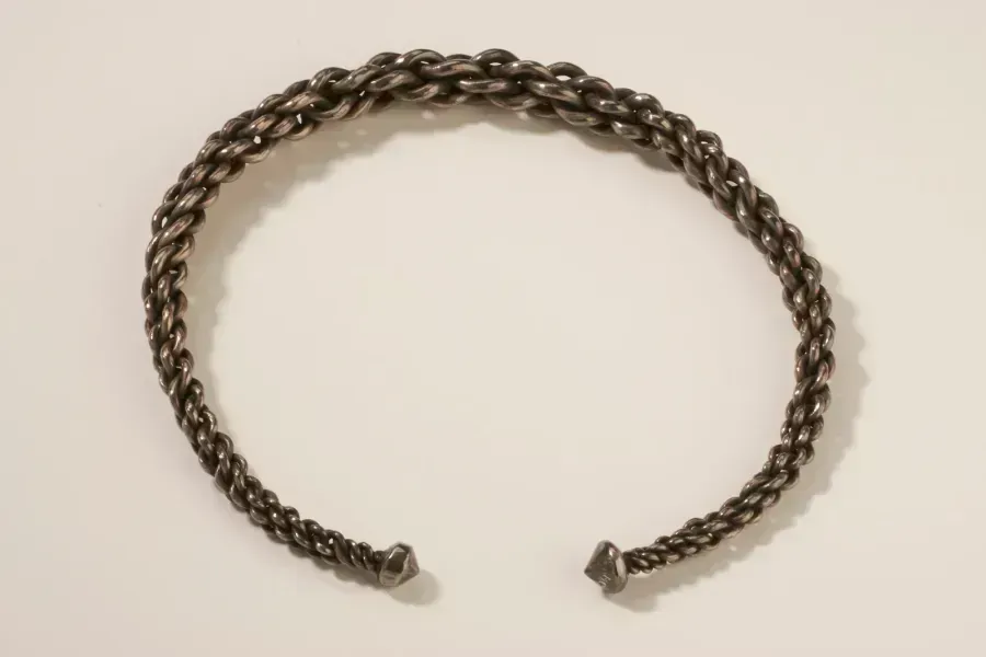 Collar vikingo de plata, retorcido a partir de varillas de plata con extremos en forma de cúpula, hecho a mano.