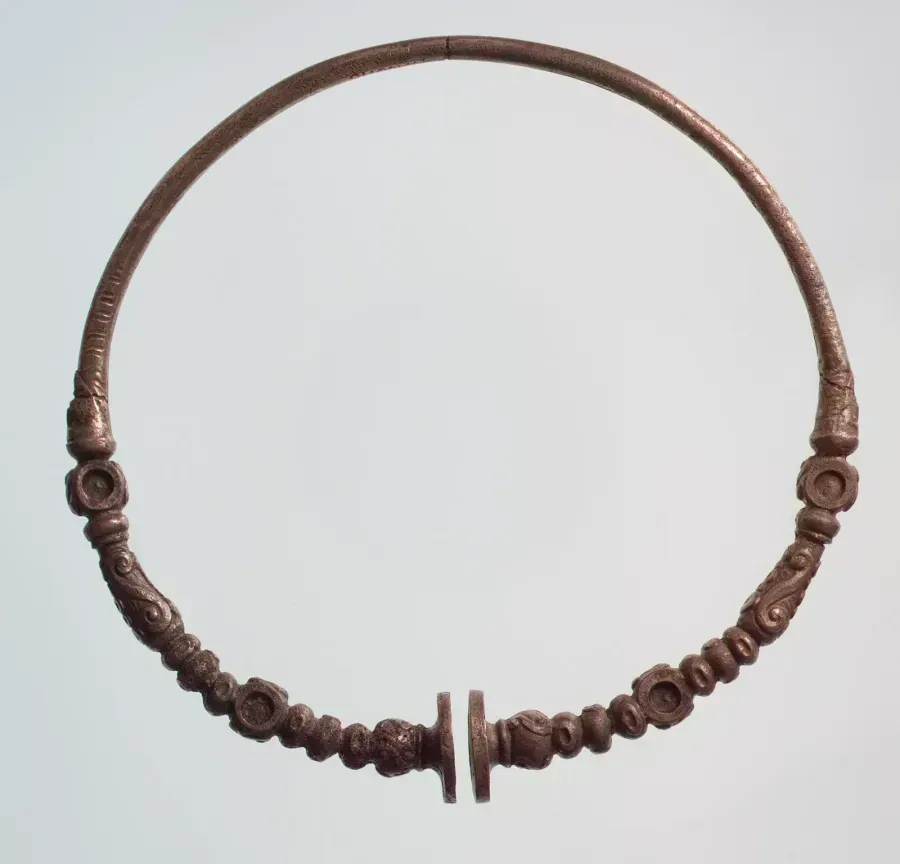 Torque celta de plata con ornamento estriado, forjado y trabajado a mano, que muestra la maestría de los metalúrgicos antiguos.