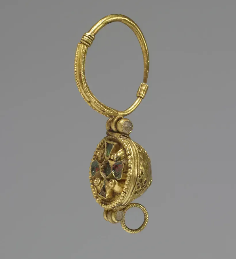 Pendiente longobardo en forma de cesta, siglos VI-VII, con filigrana y decoración granulada, que muestra el máximo nivel de trabajo a mano.