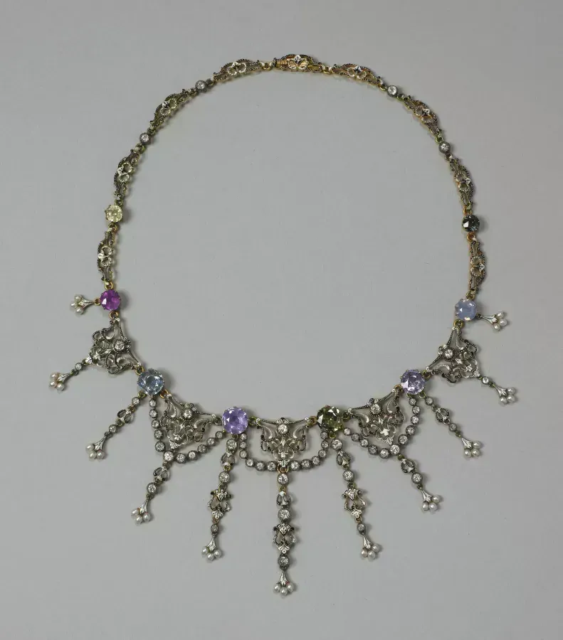 Collar inglés ca. 1890, oro, esmalte, zafiros de color, diamantes, perlas