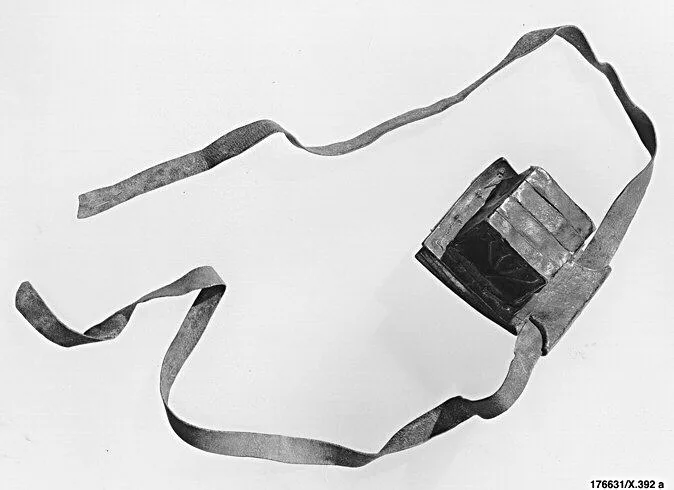 Estuche-amuleto de cuero con largas correas de cuero