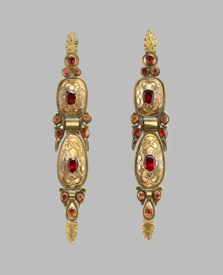 Par de pendientes de oro del siglo XVIII con jacintos (antiguo nombre del circón)