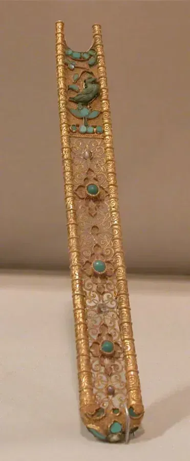 Antigua joya de oro con incrustaciones de turquesa azul