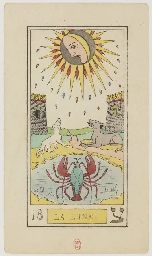 La carta de la Luna de la baraja de Oswald Wirth de 1889 con la iconografía marsellesa clásica: disco lunar con rostro, animales, torres y agua