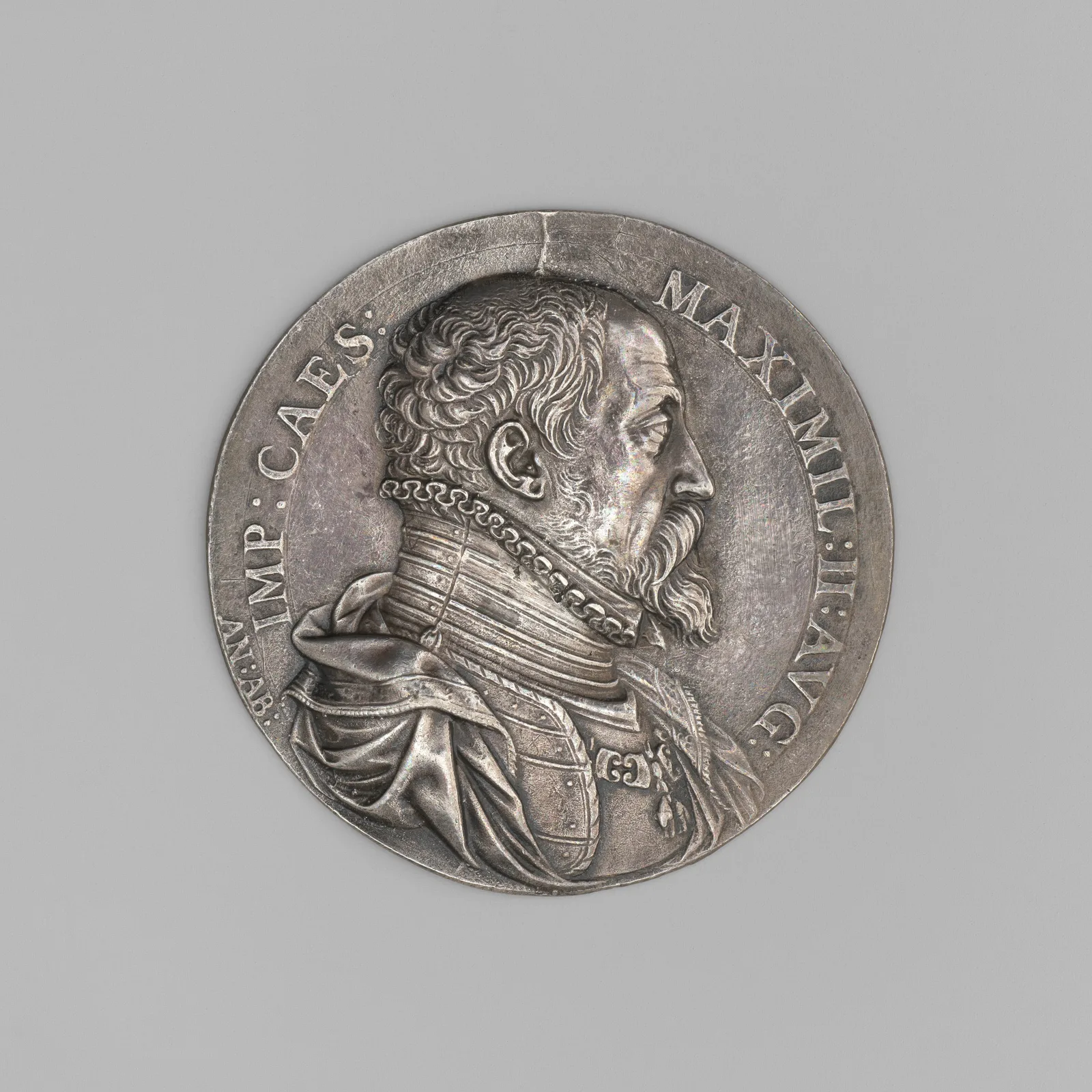 Medalla de plata con el perfil de un soberano, brillo blanco noble del metal