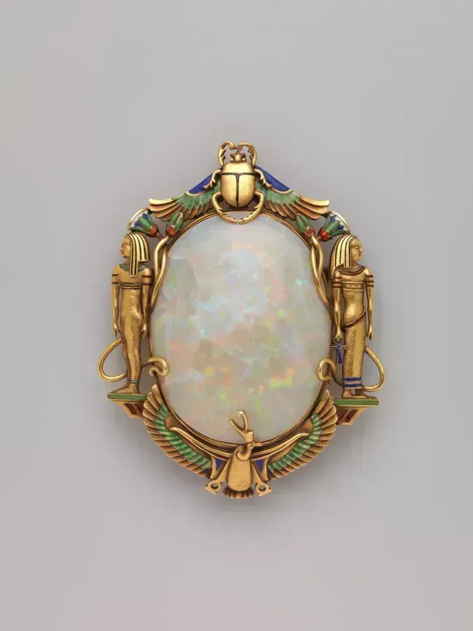 Broche de oro con ópalo y esmalte de un taller de joyería de finales del siglo XIX y comienzos del XX