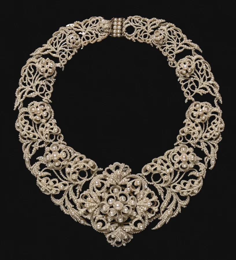 Collar antiguo de un aderezo de joyería a juego