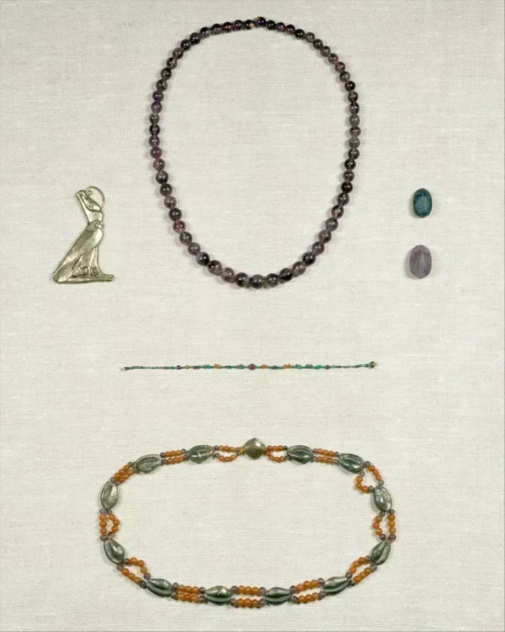 Древнеегипетский кулон-сокол в двойной короне, около 1850-1550 годов до н.э.
