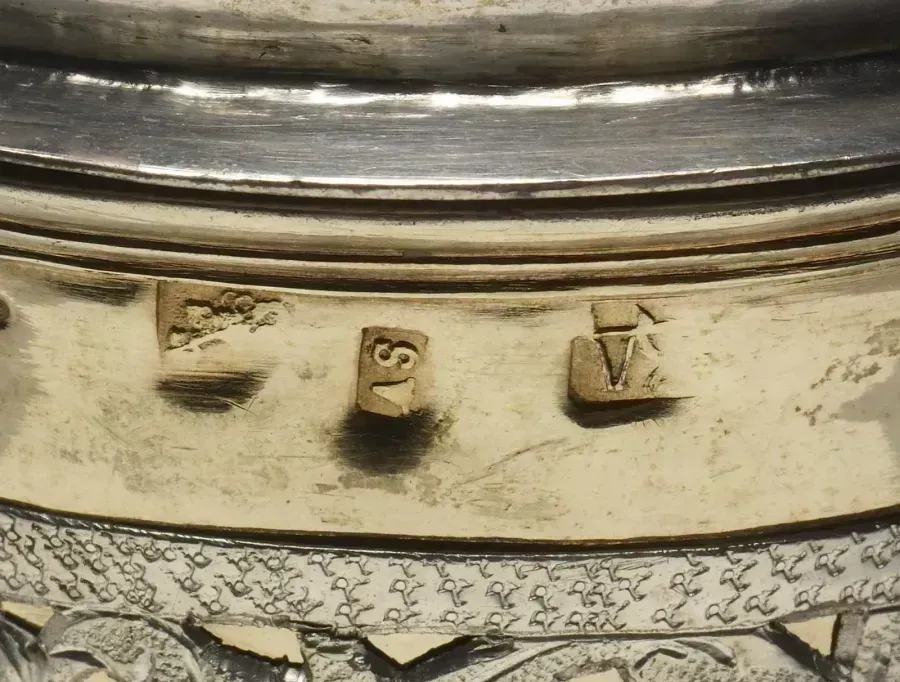 Клейма на серебряной чаше, Россия, 1745 год, крупный план