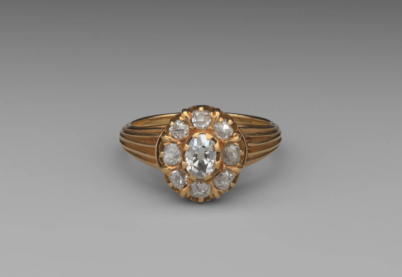 Anillo de oro del siglo XIX con diamantes