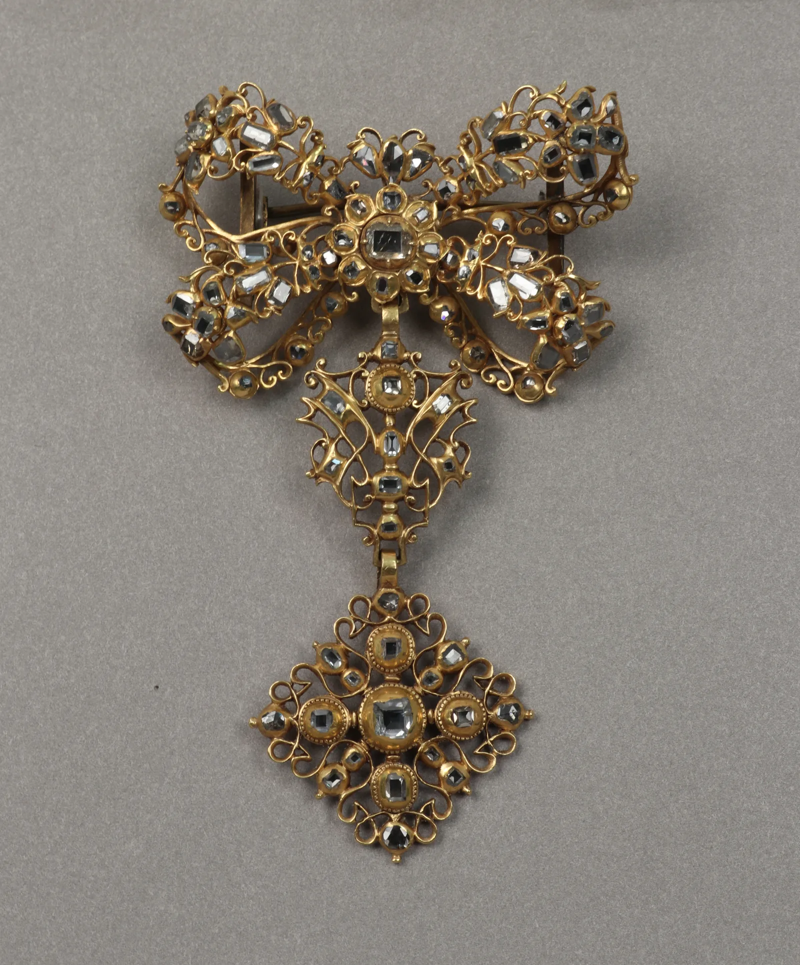 Antiguo broche de oro densamente cuajado de diamantes, brillo blanco y centelleante